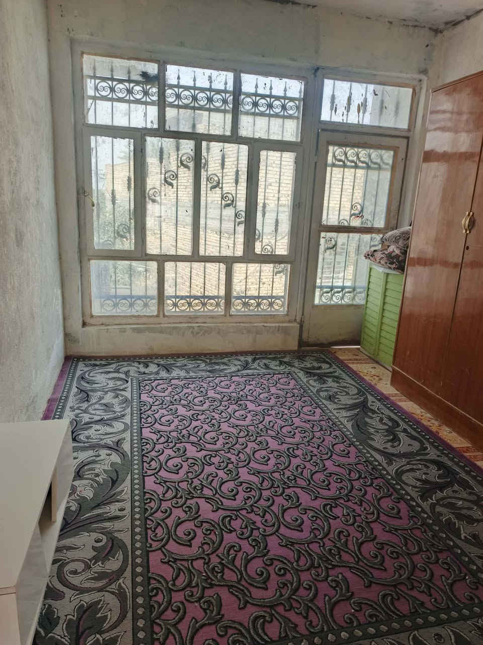 السلام عليكم ورحمه الله وبركاته 
بيت للبيع ملك صرف مساحه 180 واقع حال 300 متر طابقين  يحتوي على ثلاث غرف. نوم صاله استقبال مطبخ ومجمع صحي داخلي ومجمع صحي خارجي  علمن طريق قيد الانشاء مجاري وسبيس العنوان شارع 80 محيزم خلف مجمع. السلام. السكني للمعلومات الاتصال على الرقم التالي ***********
