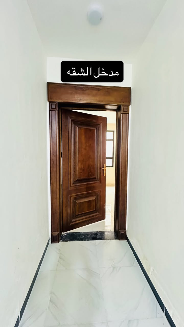 سلام عليكم شقه للأيجار بالصياغ قرب فلكه الخناق //سعر الأيجار 400 شامل الماء والكهرباء//الشقه بناء حديث 2026 محد ساكن بيها // مراوح سخان وتانكي ماء كامله من كل شي  //***********
