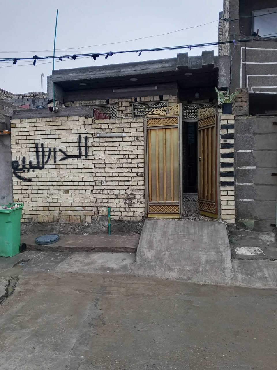 بيت للبيع بحي طارق القديم دربونه المضخه مال مجاري مساحه 90 متر ***********
