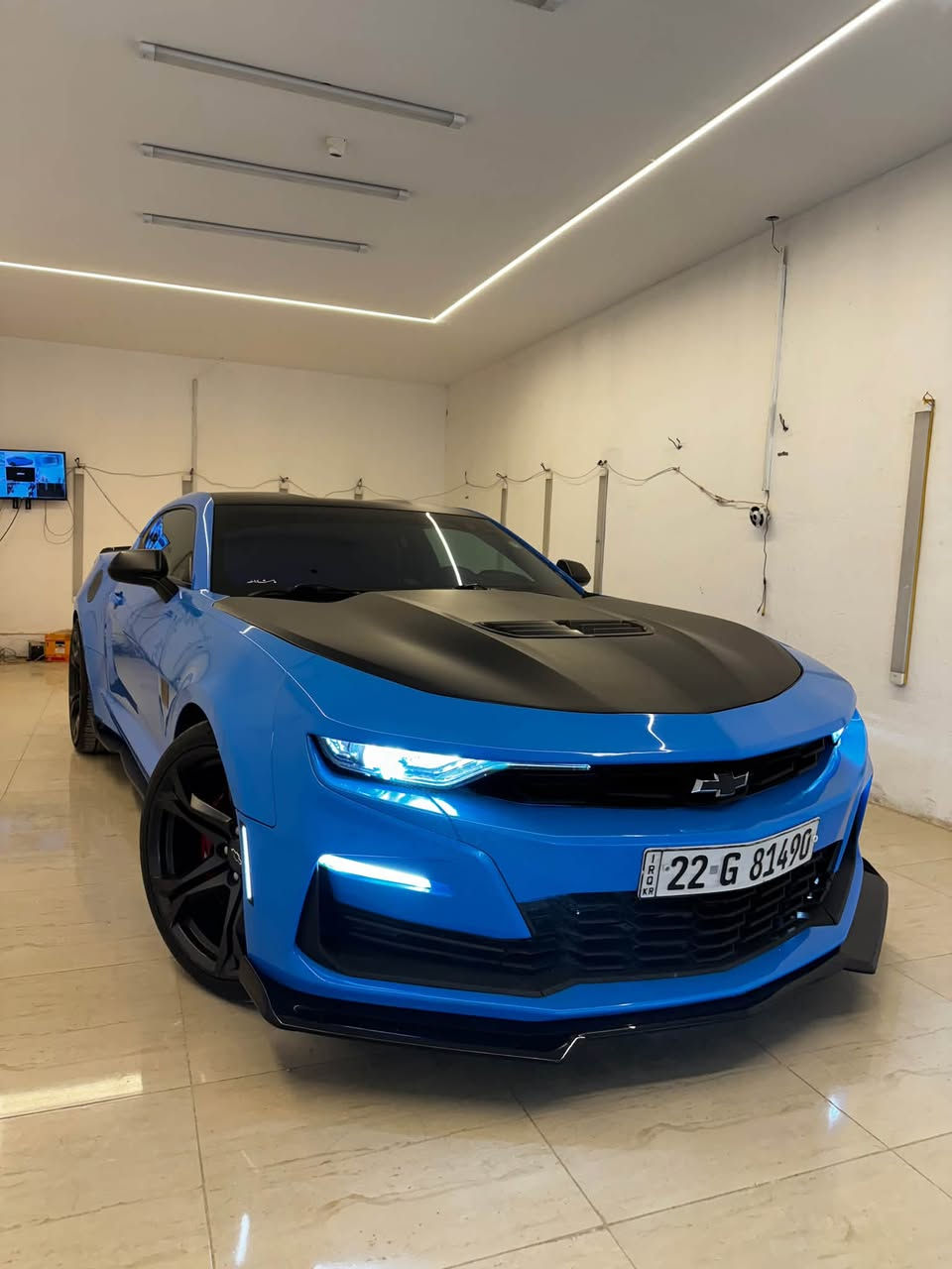 السلام عليكم شلون الشباب
للبيع  SS 1LE 
السياره : كمارو ٨ سلندر ١٠ نمر
الفئة :  SS 1LE A10 V8 6.2L
الموديل : 2023
ممشى السياره: 28 الف حقيقي
رقم السياره : اربيل نقل ملكية مباشرتاً بنفس اليوم

🟢السياره بدون ايرباك 
🟢گير ومحرك واكسل مامفتوحات

🟢الكفالة : گير / اكسل / شاصي/ كهربائيات / كاردن . الكل مكفول وبحالة الوكالة بدون فتح او تبديل 

🟢الكزوز بلادي ماملعوب بي ابداً ( اكتف اكزوز )
🟢كهربائيات السياره جديدة ماملعوب بيهة 
🟢حدادية خلفية امامية جديدة بالكامل 

حادث السياره موضح بالصور نهاية المنشور ومن خلال رقم الشاصي 

‏1G1FF1R70P0101430

حبايب الحادث كما موضح بالصور تخريب البنيد وسرقة جاملغين امامي ودعامية امامية . 

يعني بدون ايرباك فقط سرقة

🟢السياره مسويلهة ادامة كاملة قبل اسبوع 
باتري جديد
فلتر تبريد جديد 
حدادية امامي خلفي جديدة بالكامل
زوج تاير امامي جديد حجم  275  
زوج تاير خلفي جديد حجم  315 
لحية امامية اسود لامع جديدة
دفيوزر مشيف اسود لامع جديد
جناح خلفي اسود لامع اصلي مال SS 1LE 

شباب السياره 1LE يعني مو SS عادية 
ف هنا يجي نظام التعليق يختلف بالكامل عن الSS العادية
ونظام المكابح يختلف بالكامل ايضاً 

داتاشو 
عينة دجيتال 
شاشة جبيرة 
كشنات ريكارو جلد وكنتارا 
شوتة k&N

تفاصيل اكثر خابرني وتدلل 
***********
السعر ٢٣٥ وبيهة مجال 

حبايب السياره جديدة كلش وماناقصهة برغي 
السياره نضيفة جداً جداً من الداخل والخارج

يعني مو من ذني الملزكات وداخلهن تعبان 
السياره الف دينار ماتصرف عليهة مسويلهة ادامة كاملة.
