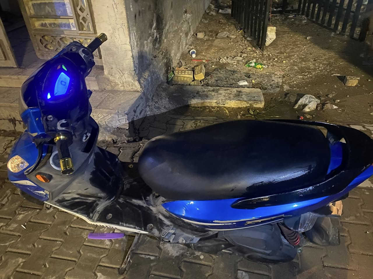 دراجه جيتي آر للبيع شاشه 3 ألوان دراجه نظيفه كلش مكفوله كفاله عامه وبيها اوراقها وكلش نظيفه وين متريد وديها تخم تايرات جديد دراجه نظيفه السعر مليون و200 للاستفسار على هذا الرقم *********** متواجد فقط واتساب او على الخاص
