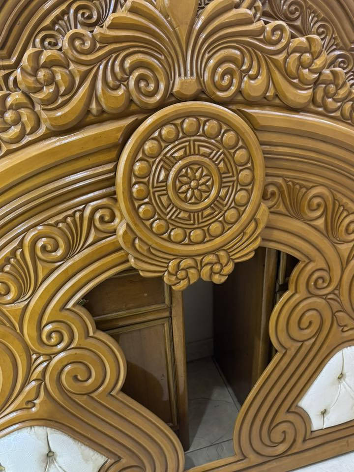 السلام عليكم للبيع جربايه نفرين تسكام ثقيل ضخمه كولش كامله كل نقص ما بيهه نظيفه والتخت مالتهه طبقتين بلوك اسود السعر 110 ألف التواصل واتساب ***********
