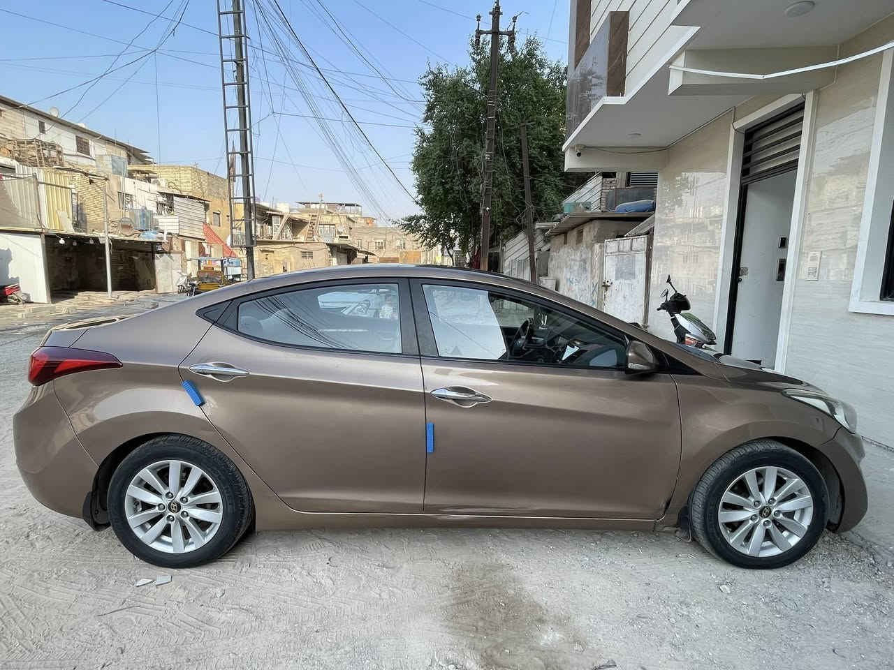 النترا موديل 2016 خليجي لون ذهبي مميز
رقم بغداد دولي الجديد
محرك 1600 دوش /مكفول
كير ATM/مكفول 
شاشة كبيرة 
كامرة خلفية 
تبريد امامي خلفي 
دشبول بيجي واسودّ ومطعم صاجي
اطارات جديده بطارية جديده 
دسكات جديده 
السيارة بيها بارد عدد 2 
دوسات بيهن جزء صبغ 
وبعض ملاحظات بسيطه
السعر 120 وبيها مجال 
اتصال ***********
