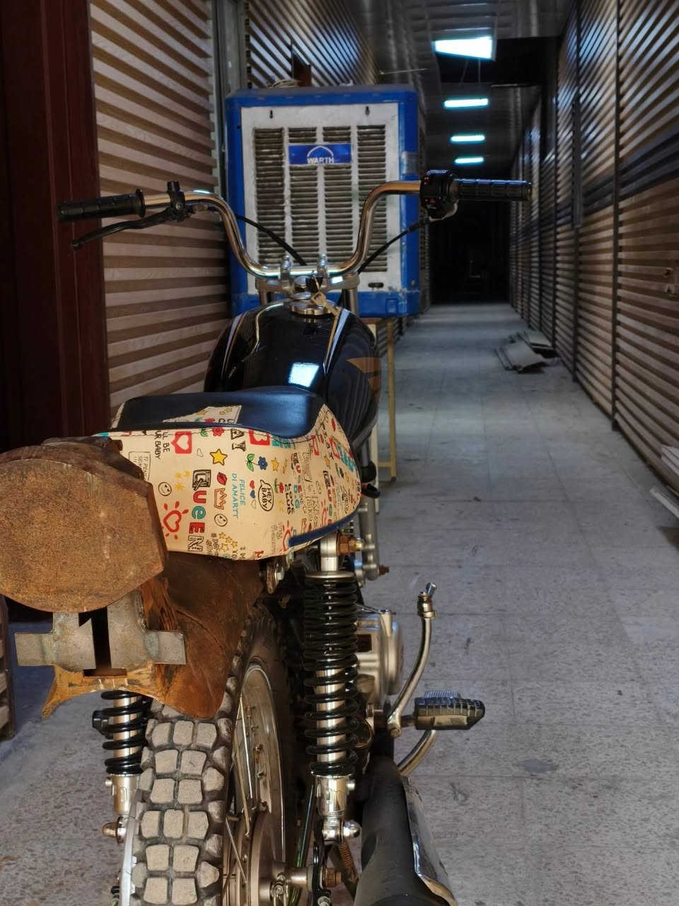 السلام عليكم اخوان من رخصت صاحب الكروب دراجة ايراني حربي 4 كير شاصي 23 ومكينه سافان 23 شلعه ومعدل وبطناش مبدل ولفات ليون اصلي فصلتهة نغمة وطرب للبيع ب675 وبيهة مجال أو مراوس مكاني بغداد الزعفرانيه للاستفسار واتساب ***********
