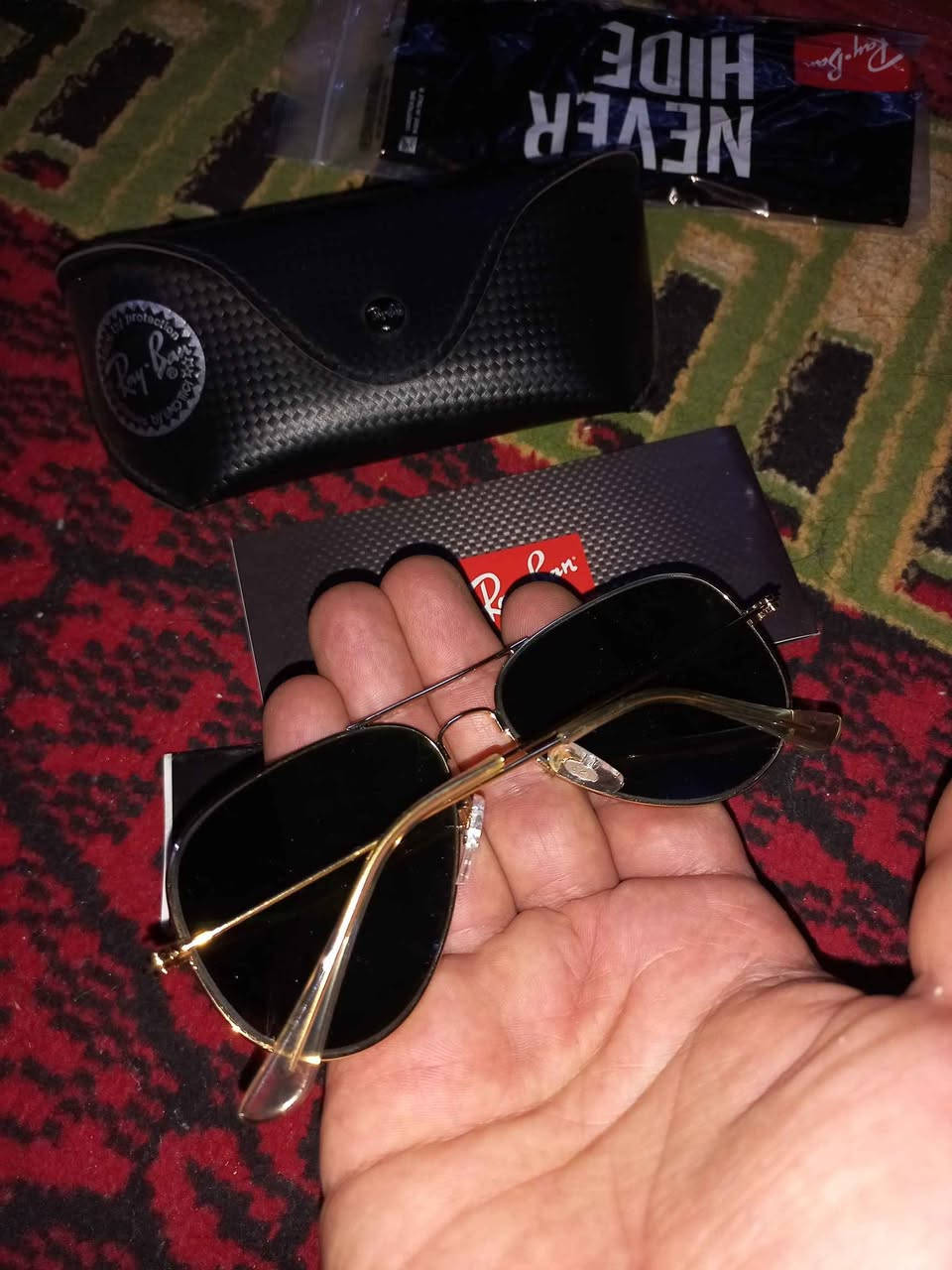 السلام عليكم .. للبيع نظارة شمسية من ماركة ريبان الإيطالية الاصليه . 
​الماركة: ريبان (Ray-Ban).
​الموديل: أفياتور الكلاسيكي (Aviator Classic).
​لون الإطار: ذهبي (Gold-tone).
​لون العدسات: أخضر داكن (كلاسيكي G-15).
​حماية: حماية كاملة من الأشعة فوق البنفسجية (UV400). السعر ٤٥ الف وبيهه مجال بسيط مكاني بغداد قرب الغزاليه . لايوجد توصيل  . بغداد, العراق


**إذا كنت صاحب هذا الإعلان وتريد حذفه لأي سبب، رجاءا أرسل رسالة إلى الدعم الفني**