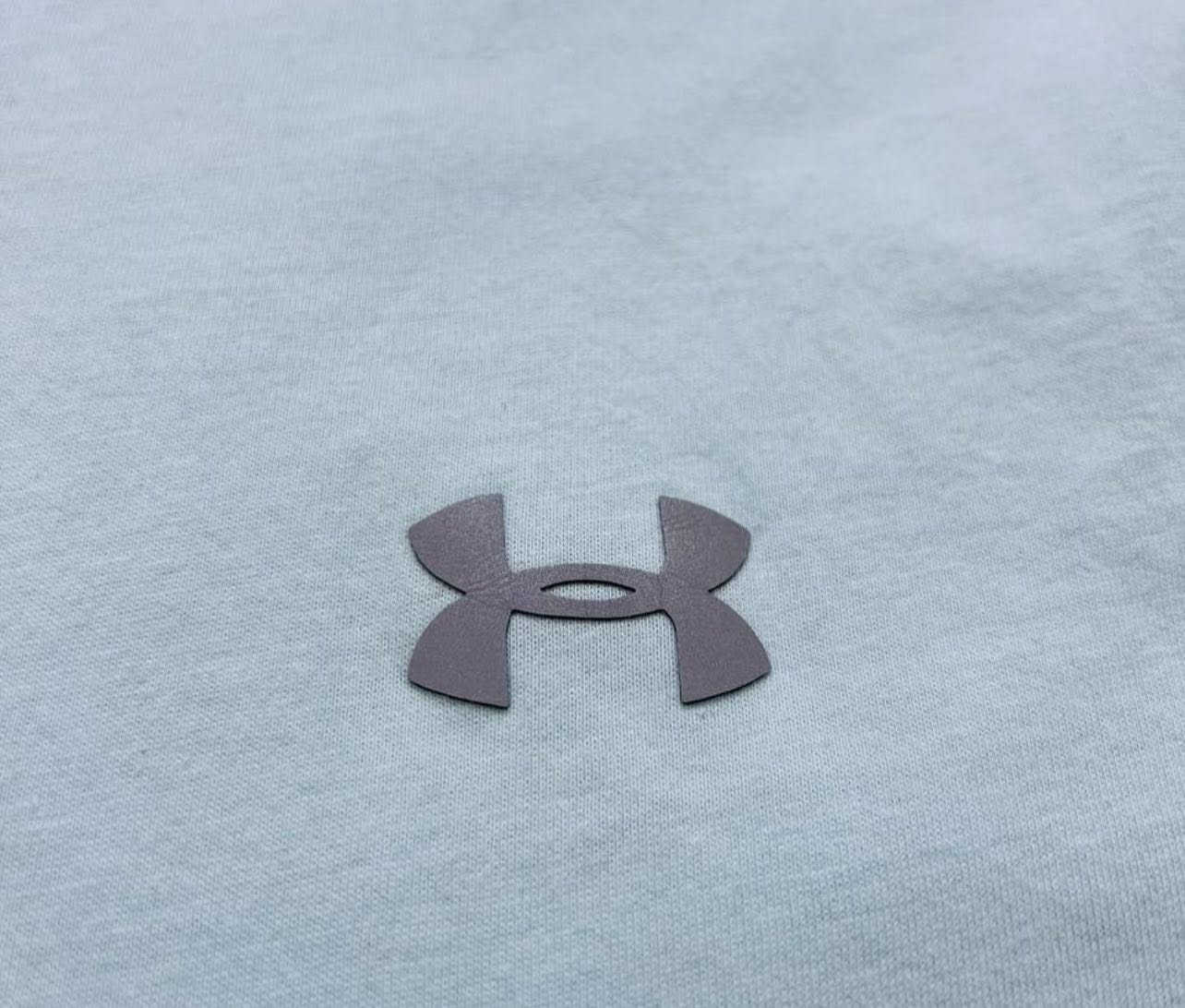 تيشيرت أندر آرمور (Under Armour) .
اللون/ بين السماوي الغامق، والفيروزي الهادئ !.
الخامه/ قماش قُطني ناعم، مع ليغرا.
القياس: XL قالب ناااااعم _ يلبّس ميديم سلِم فِت.
عُرض الصدر 52 _ الطول 72 .


**إذا كنت صاحب هذا الإعلان وتريد حذفه لأي سبب، رجاءا أرسل رسالة إلى الدعم الفني**