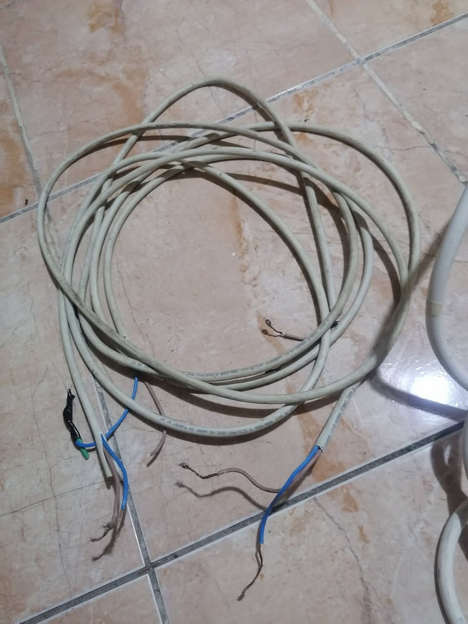 كيبلات كهرباء البيع
كيبل 5 امتار 2+4
   كيبل 4امتار  1+2


**إذا كنت صاحب هذا الإعلان وتريد حذفه لأي سبب، رجاءا أرسل رسالة إلى الدعم الفني**