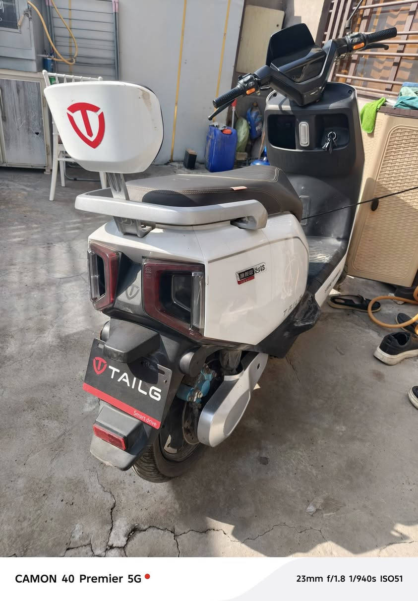 دراجة شحن tailg جديدة تقريب صار  شهرين من اخذتهه سرعتهه حقيق 70  نمر 3  تكطع 65 كيلو دراجة بعده جديدة بس جاملغ مضرر شوية نضافتهه حلوة حسب متشوف بصور ملفهه 2000  ودراجة 6 بطاريات تجي تاخذهه ومتفكر بيهه أصلا أكو كم شخط بدراجة + عندك نقص ستاند وسط + مري موجودة بس اني شايلين تريد انطيهه الك عارضهه  ب 700 بيهه مجال 650 أو مراوس بسكنس أو gtr  
 مكاني بغداد شارع فلسطين
***********
