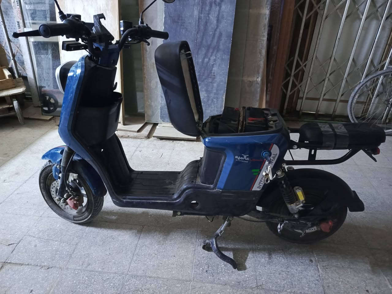 السلام عليكم دراجة شحن R8 حسين عالمية للبيع صار شهر ماخذهة
استاند تعليك واستاند جانبي 
مرايات ومثبت سرعة وبطاريات جدد الله شاهد كلشي مناقصها كاملة 
سرعة 65 حقيقي 
لاستفسار او الشراء مراسله الرقم ***********
