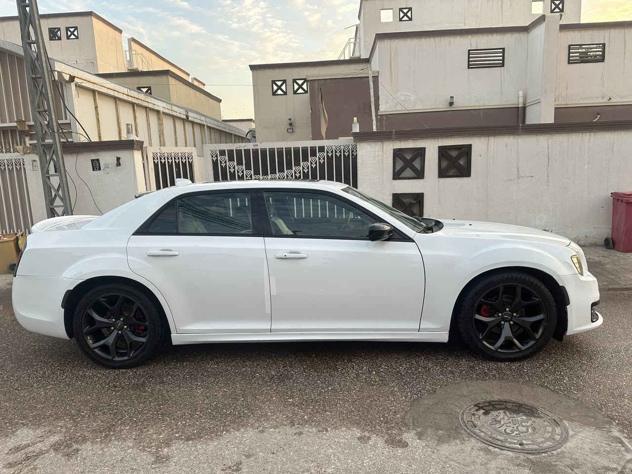 كرايسلر للبيع موديل 2018 فو ل مواصفات فول كما موضح بالصور حتى غرفه بيضه حادث امامي بجم بسعر مناسب ثلاثه قطع صبع وشبر بالباب مع بدايه الشواصي اثنينهم كشي جاهز تخم تاير مكينه حداديه جديده توني مسويه منظومه تبريد جديده قبل 6 اشهر ماشيه 142 الف كيلو سنويه جديده قبل شهر السعر المطلوب 194 مع المجال البسيط مكاني النجف موبايل ***********
