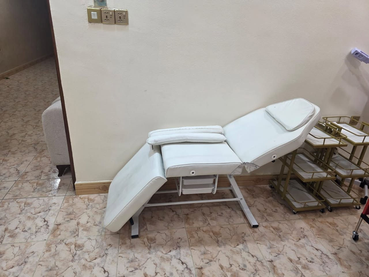 اثاث صالون كامل الي حاب يتصل ع هذا الرقم ***********
