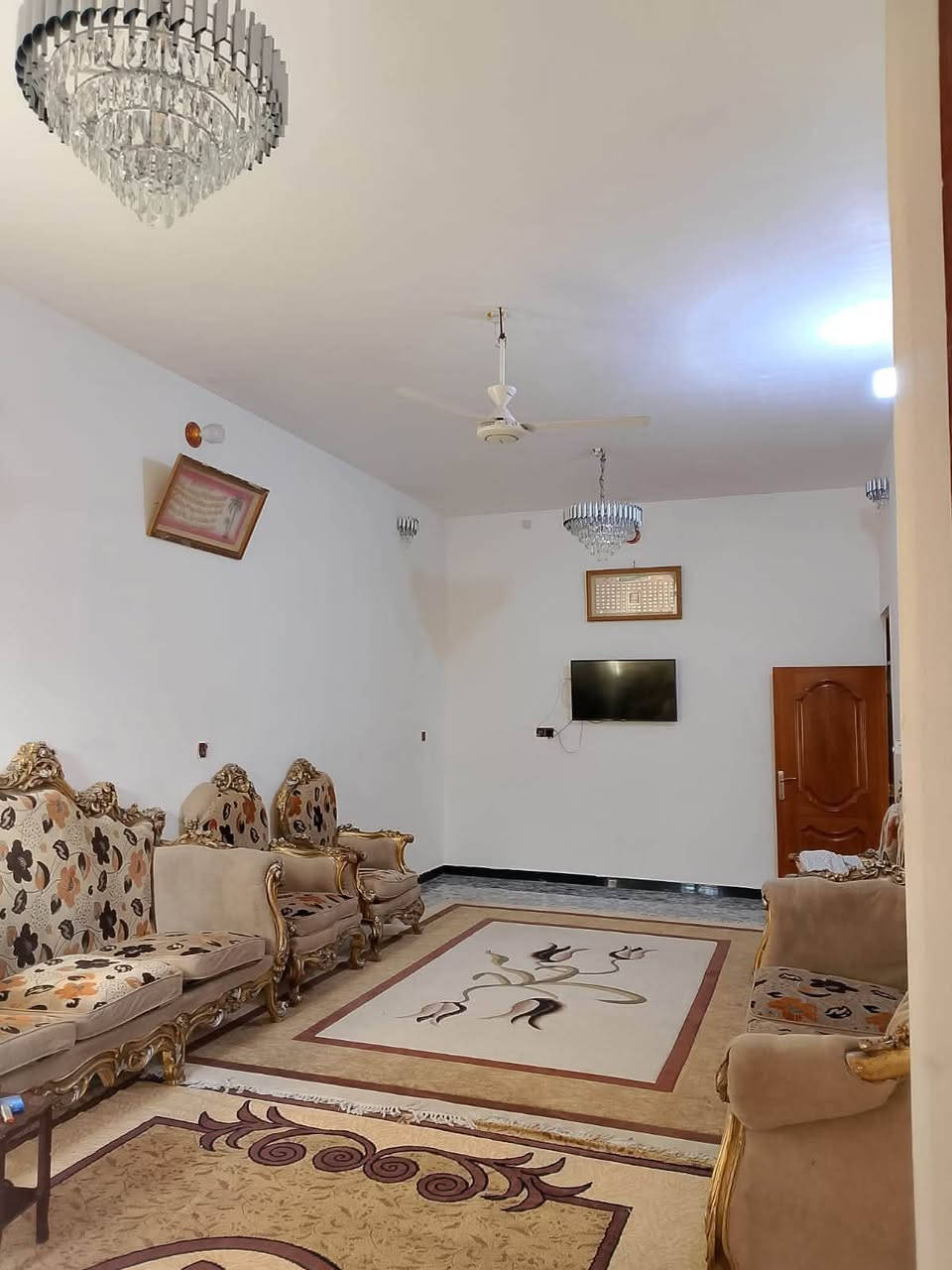 � للبيع أو المراوس

بيت مميز في حي النزال – خلف شايع، نافذ على شارع المنجزات

📐 مساحة الأرض: 230 م²
📏 الواجهة: 11 متر
📏 النزال: 21 متر
✅ ركن على شارعين (12 متر)
🏗️ سنة البناء: 2013

مكونات البيت:
▪️ 4 غرف نوم
▪️ صالة
▪️ غرفة استقبال
▪️ كراج
▪️ حديقة

✨ موقع مميز ومناسب للسكن، قريب من الخدمات وبمنطقة هادئة.

السعر 280 مليون وبي مجال التفاوض 
📞 للاستفسار أو حجز موعد للمعاينة:
***********
***********

📩 إذا عندك أي إعلان لعقار للبيع أو الإيجار أو المراوس، راسلنا عبر (DR) أو اتصل على الأرقام أعلاه.

إيهاب للتطوير العقاري – الفلوجة
