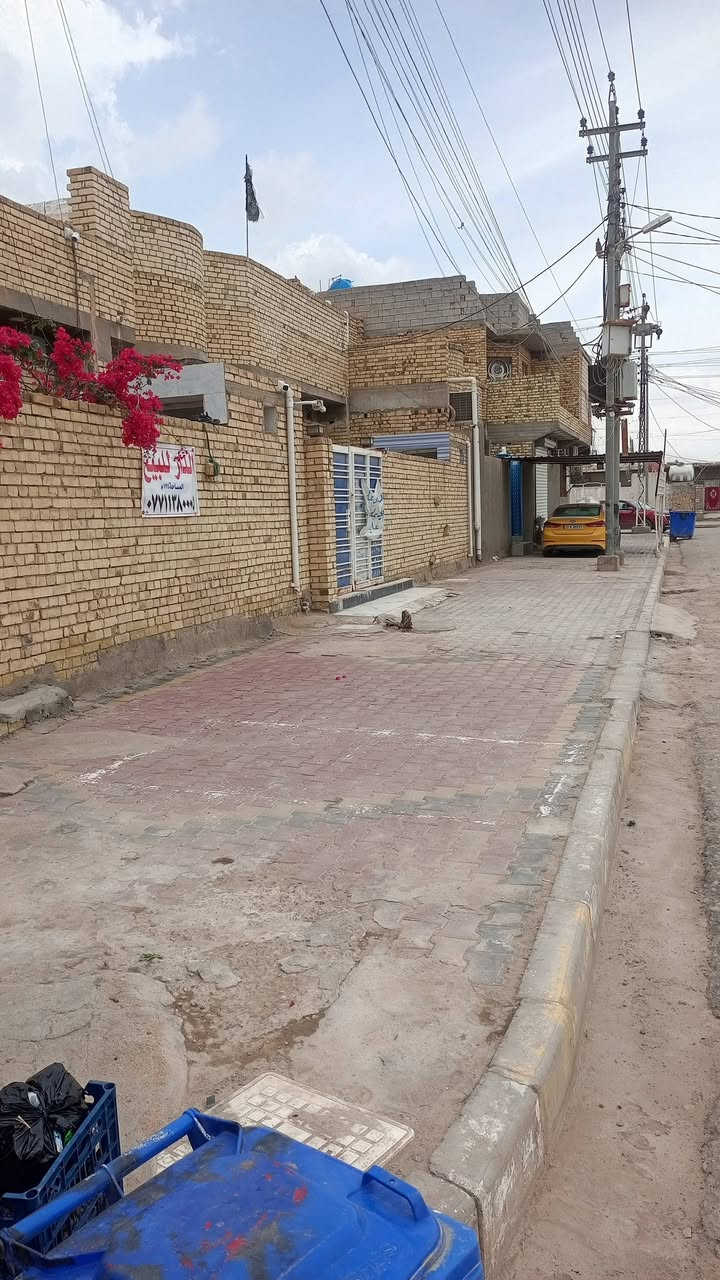 السلام عليكم للبيع بيت بالجمعيات على شارع عشرين ركن مربع المساحه ١٢٥م بناء حديث قرب اسواق حدوري طابق واحد للاستفسار الاتصال ***********
