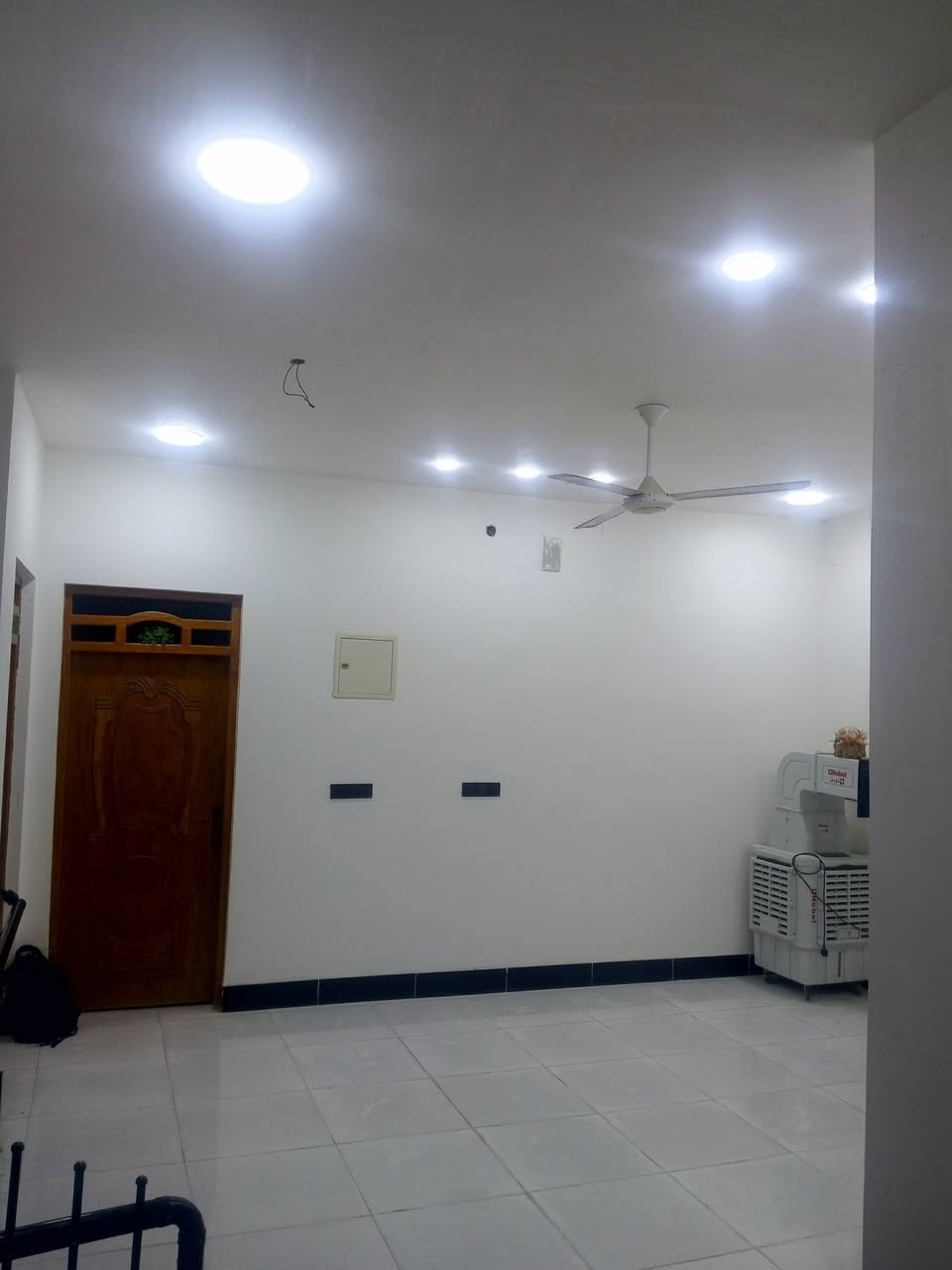 السلام عليكم بيت لبيع بناء ٢٠٢٥ طابقين
المساحه ٢٠٠متر طابو
 العنوان الكرادي قرب مستشفى العزل
يحتوي المنزل الكراج طول ٥ونص والعرض ٥ونص
استقبال طول ٩صافي والعرض ٤صافي
مطبخ طول ٥وربع والعرض ٤ 
صاله طول٦ مع تباع ٣امتار درج. مع كندور٢متر
عرض الصاله ٤صافي
مع غرفتين نوم في الطابق الارضي 
وحده.  طول ٥وربع والعرض ٤
والثانيه طول ٥وربع والعرض ٣
الحمام الداخلي 2*2
حمام خارجي 2*1ونص
الطابق الثاني يحتوي عل 3غرف نوم وصاله وحمام 
اضافه الى الغرفه 4سطح بيها درج خارجي 
الغرفه لاوله طول 7والعرض 4
الغرفه الثانيه الطول 5ونص والعرض 5ونص
الغرفه الثالثه 5وربع  والعرض 4
اضافه الى مناور 2

رقم صاحب المنزل***********
