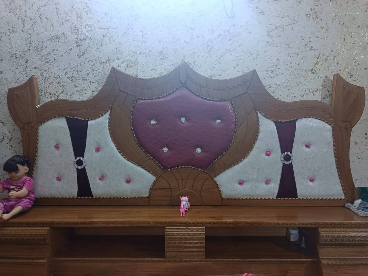سلام عليكم غرفه نوم تسكام جديده ماصرله اقل شهر من مشتريه  سعره 850 وبيه مجال تواصل رقم وتساب ***********
