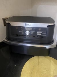 قلاية هوائية ماركة نينجا الحجم / 10.4 لتر وتكون مزدوجة غير مستخدمة   ق...