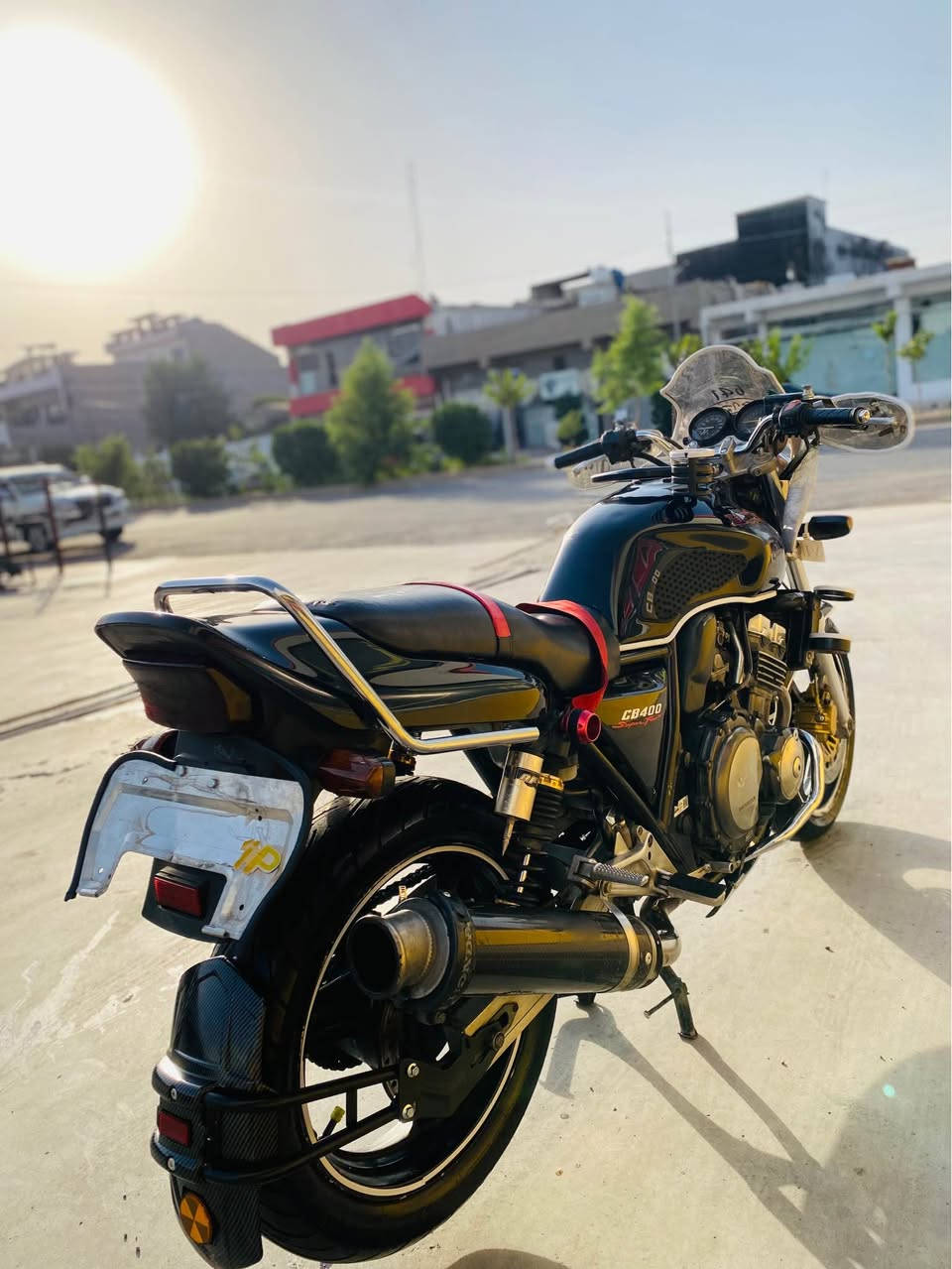 Cb400🔥 بۆ فرۆشتن
مۆدیل ١٩٩٨
بێ سبوخ 
گێڕ و مەکینە بەشەرتی ١٠٠وەستا
هەردوو تایەی نوێ 
ڕۆن و فلتەری نوێیە  
گزۆز سپۆڕت سەوتەکی خۆش 
کامل جوانکاری
شوێن هەولێر - قوشتەپە
*********** أربيل, العراق
