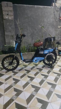 دراجة كهربائية أنيقة باللون الأزرق، مناسبة للتنقل داخل المدينة. تحتوي ...