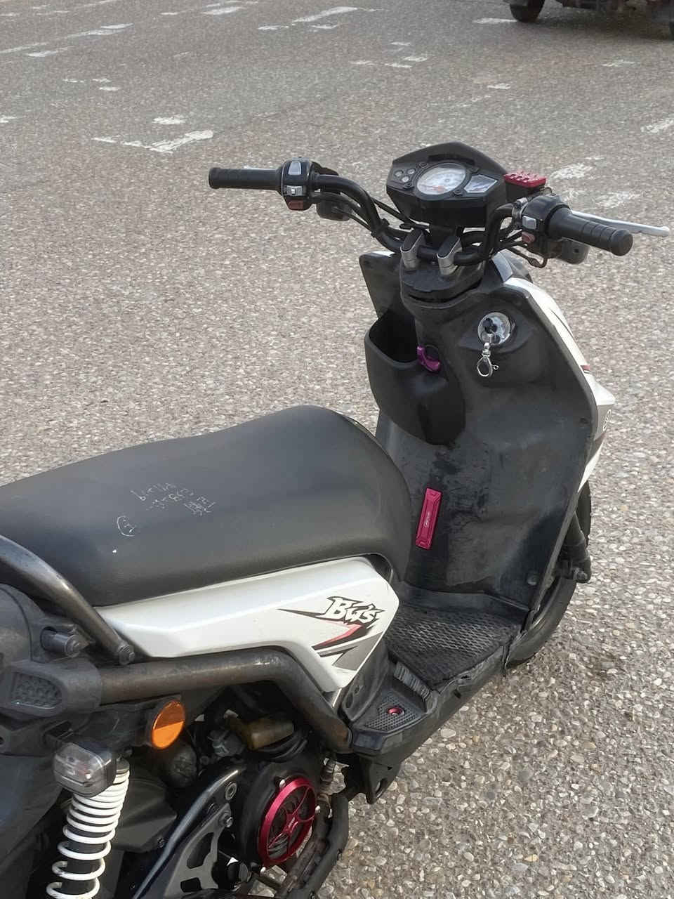 السلام عليكم سكنس جبلي للبيع 
دراجة ما صارلة هواي من طالعة من الرمبة دراجة كارتون احلى من الصور وكلة ختم واحد وية المكينه ومكفولة كفالة عامة تجيب مصلح وياك الدراجة عارضة 1,400 هذا رقمي *********** المو شراي لا يتعبني رجائاً .
