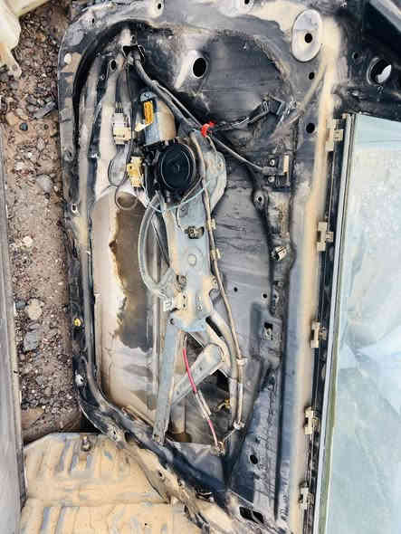 السلام عليكم 
تفليش ادوات BMWموديل قديم حجم 500
ابواب عدد 4 كهربائي كاملات ماعده البطاين 
جاملغ امامي 2 +صندوق 
بدنه امامي مابيها اي ضربه كشنات خلفيه وبعد هواي نواعم والياخذهن شلع اراعي بسعرهن  للبيع 
مكاني الزويه 
***********
