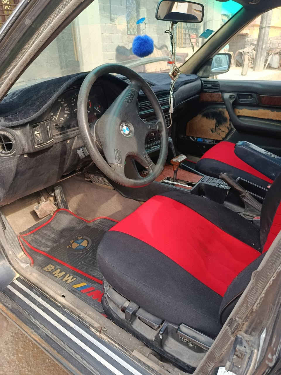 سلام عليكم للبيع بي ام دبليو مفتوح 535 سنويه 30 هزه متصعد بسمي تحويل ثاني يوم مكان  بغداد نقصه بطاين الوره سعر 40 وبيه مجال للاستفسار ***********
