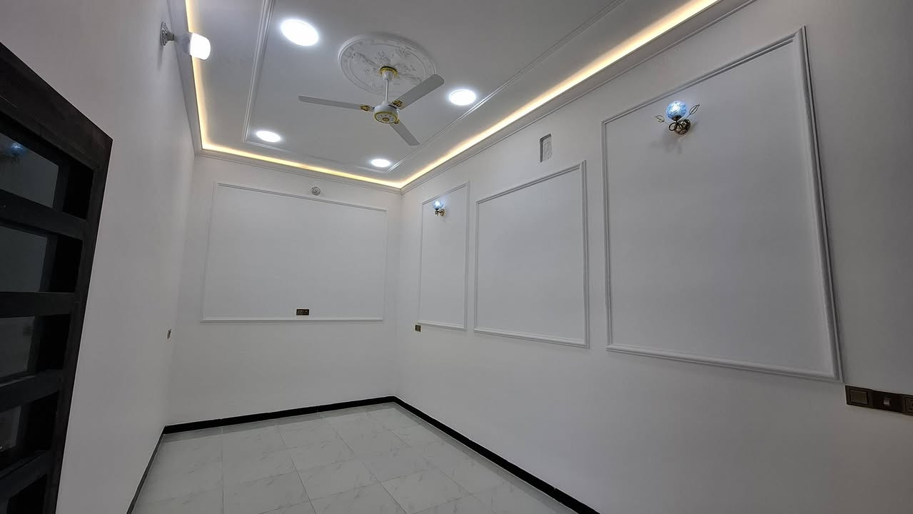 السلام عليكم 
مشتملات اثنين طبك كل واحد طابق ونص🏡🏩
مساحة كل واحد 125متر
واحد كامل فول والثاني قيد الأنشاء
شارع 10 متر
تفاصيل كل واحد بيهن 
غرفة نوم عدد 2 وحده جوه والثانيه فوك مساحة الوحدة 4×5
وصاله 6×5وأستقبال 6×3.5و صحيات دخاليه وخارجيه شرقية وغربيه و مطبخ 4×2.70 ومنوار اثنين
1_ارضيه بورسلين درجه اولى .
2_جمسم بورد مغربي
3_منضومة كامرات
4_منضومة أنترنيت
5_منضومة غاز داخل وخارج
6_كامل بردات البوب والشبابيل
7_أبواب تركية المنشأ
8_موطور بوستر
9_مادة للسطع أيبوكسي أبيض
10_اناره مخفيه داخل وخارج .
البيت طابو زراعي سند 25 وماشيه معامل الطابو ملك صرف
العنوان ... الفلوجة جبيل قرب مجمع الرحاب  ومجاور شارع المضيف
السعر ( 67مليون وبي مجال بسيط )
للأستفسار ..اكثر الأتصال على الأرقام التالية
***********
***********
***********
