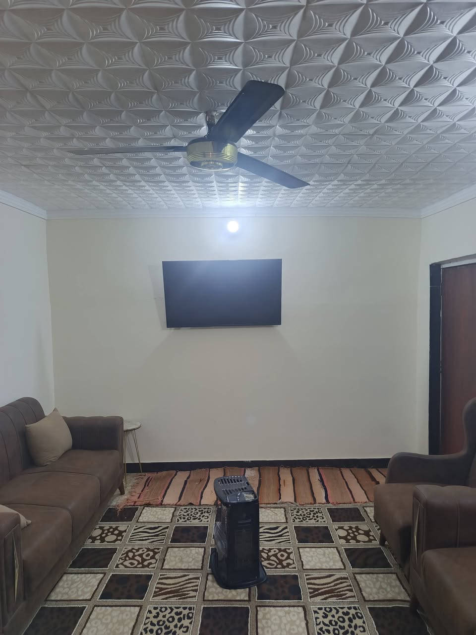 سلام عليكم  بيت للبيع المساحة 73 متر واقع حال ملك صرف في بغداد الشعلة قطاع السابع قرب بانزين خانه يحتوي على غرفة نوم واستقبال ومطبخ وحمام ومخزن في السطح طابق واحد الاستفسار ***********.. ***********
