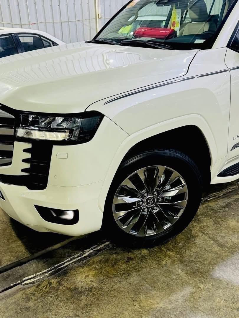 ╔═🔥♥️ مجموعة الملك لتجارة السيارات ♥️🔥══╗
🔥 العروض الأسعار نار… والأسعار راح تكون VIP لزبائنّا المميزين 🔥

☪️🌙 عروض شهر رمضان المبارك 🌙☪️

━━━━━━━━━━━━━━━━━━
🆕🚗 تويوتا لاندكروزر 2025 — الاصدار الجديد 🆕

✅الإصدار الأحدث فل مواصفات 1/1 وبأعلى تجهيز
✨ رادارات أمامية وخلفية
✨ 5 كامرات 360 درجة
✨ شاشات كبيرة بالنظام الجديد
✨ أنظمة ألامان TSS المتطورة
✨ داخل جلد فخم + كراسي المقاعد تبريد 
✨ تشغيل بصمة + تشغيل عن بعد + فتحة سقف

━━━━━━━━━━━━━━━━━━
📌 الفئات المتوفرة  🔥♥️ادللكم دلال حبايبنا الكرام 🔥

1️⃣تويوتا لاندكروز VXR .HEV هايبرد لون اسود فل 1/1
2️⃣ تويوتا لاندكروز GXR LlMTED Black Edition 
3️⃣ تويوتا لاندكروز GXR T.SS (ام الرادارات والكامرات )
4️⃣تويوتا لاندكروز VX LlMTED TSS 6 رادارت 6 كامرات
5️⃣تويوتا لاندكروز VX LlMTED TSS BLACK Edition 

━━━━━━━━━━━━━━━━━━
✅ ضمان ساس 4 سنوات أو 80,000 كم
🎁🧧16 تبديلة دهن مجانية و 16 فلتر مجاني 
💐 السعر شامل اللوحات المرورية — رقم بغداد
⛔️ البيع كاش فقط

━━━━━━━━━━━━━━━━━━
📍 العنوان: بغداد – الكريعات – نهاية شارع المعارض

📱 للاستفسار والحجز:

☎️  0772 821 1475

☎️***********  

🔥 مجموعة الملك… عنوان الفخامة والثقة والأسعار النارية 🔥
═════
