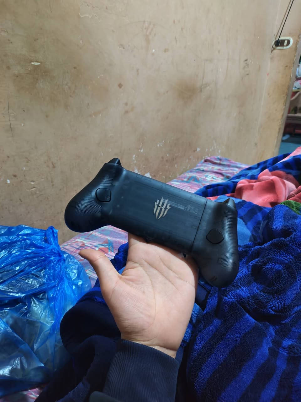 الخيار الأول: حماسي وجذاب (للألعاب القوية مثل Warzone و PUBG)
العنوان: حوّل موبايلك لجهاز Console احترافي مع RedMagic Shadow Blade 2! 🎮🔥
​لو بتدور على السيطرة الكاملة في ألعاب الـ FPS أو الـ Racing، الدراع ده هو سلاحك السري. انسى تعب اللعب على الشاشة ومشاكل التأخير!
​ليه تشتري RedMagic Shadow Blade 2؟
​استجابة لحظية: اتصال مباشر عن طريق Type-C (صفر لاج)، يعني الطلقة بتطلع في وقتها.
​وداعاً للانجراف (Drift): الأنالوج بتقنية Hall Effect يعني دقة خرافية وعمر طويل جداً.
​تحكم كامل: أزرار خلفية قابلة للبرمجة عشان تعمل (Jump & Aim) في نفس اللحظة.
​تصميم مريح: يد مريحة جداً للجلسات الطويلة، وشكل "جيمنج" بامتياز.


**إذا كنت صاحب هذا الإعلان وتريد حذفه لأي سبب، رجاءا أرسل رسالة إلى الدعم الفني**