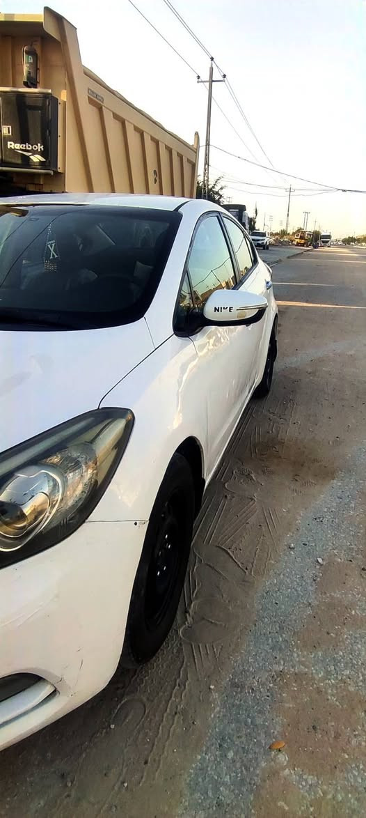 سيراتو 2014 
محرك 1600
تبريد قطعتين
بيها منضومة غاز 
بيها صبغ 4 قطع 
وقطعتين بارد 
السونار مرفوق بالمنشور 
السعر 98 وبيها مجال بسيط 
مكاني نجف 
***********
‏‪0774 478 8553‬‏
