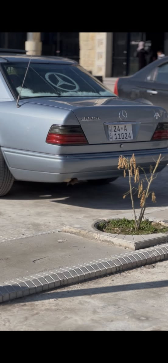 السلام عليكم مارسدس دب 88 محدثه 95 بيبي سياره بدون حادث قواعد دبلات بلاد صبغ عام تخم تاير صدر امامي خلفي كهربائيات كلها شغاله 

مكاني موصل سياره رقم دهوك تحويل مباشر 

السعر 75 بي مجال بسيط بيع فقط ***********

السياره احلا من الصور  بعد
