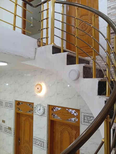 ♦️بيت للبيع طابو صرف النجف حي الوفاء
المساحه 150م  طابقين 
السعر 55 مليون
سبب البيع عندي عملية ومستعجل 

*********** رقمي وبيه واتساب اذا مغلق لان مرات تغطية شبكة ماكو 

 أربع غرف نوم مطبخ استقبال صالتين صحيات داخل او خارج مكاشيف2 صطح منطقه هادئه موقع جيد
