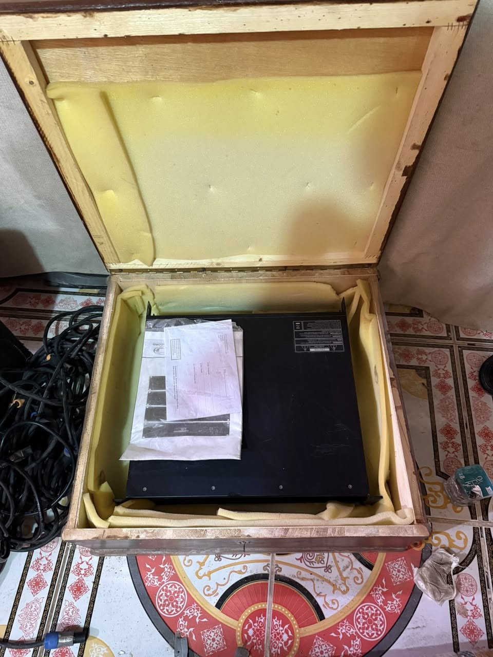 باور ياماها اصلي هذا الجهاز هو مضخم صوت (Amplifier) من نوع Dynacord SL 2400.يتميز الجهاز بقدرة إخراج تبلغ 1200 واط لكل قناة عند مقاومة 4 أوم.يعمل بقدرة 750 واط لكل قناة عند مقاومة 8 أوم.يحتوي على مدخلات ومخرجات من نوع XLR متناظرة ومخارج مكبر صوت (Speaker twist).يبلغ وزن هذا الموديل حوالي 17.7 كجم.سعر خاص رقم شغال مكاني البصره***********
