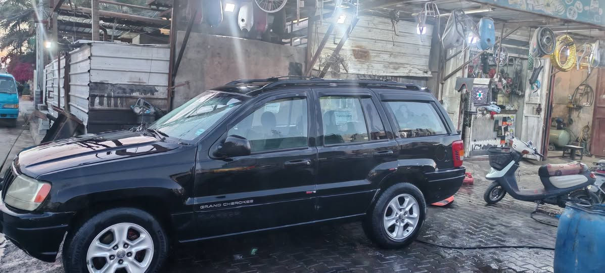 جيب شيروكي 2000 مكينة 6 سلندر بلادي. سيارة حلوة    وجاهزة  من كلشي   تبريد. تدفئة  كهربائيات. حدادية   بس  مصبوغة حزام   ما بيه اي ضربة   السيارة  رقمهة  سليمانية   موجودة بكربلاء باسمي السيارة.. سعرهة 65$.
***********
