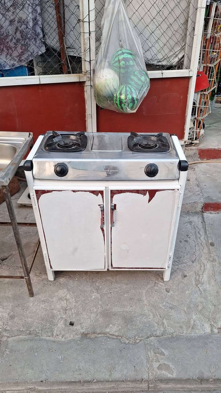طباخ معا سنك رفوف جاهز نظيف كتير تشتغل توماتيك بدون جرخ عيون تنين مكان هفالان سعر ٤٥ ***********
