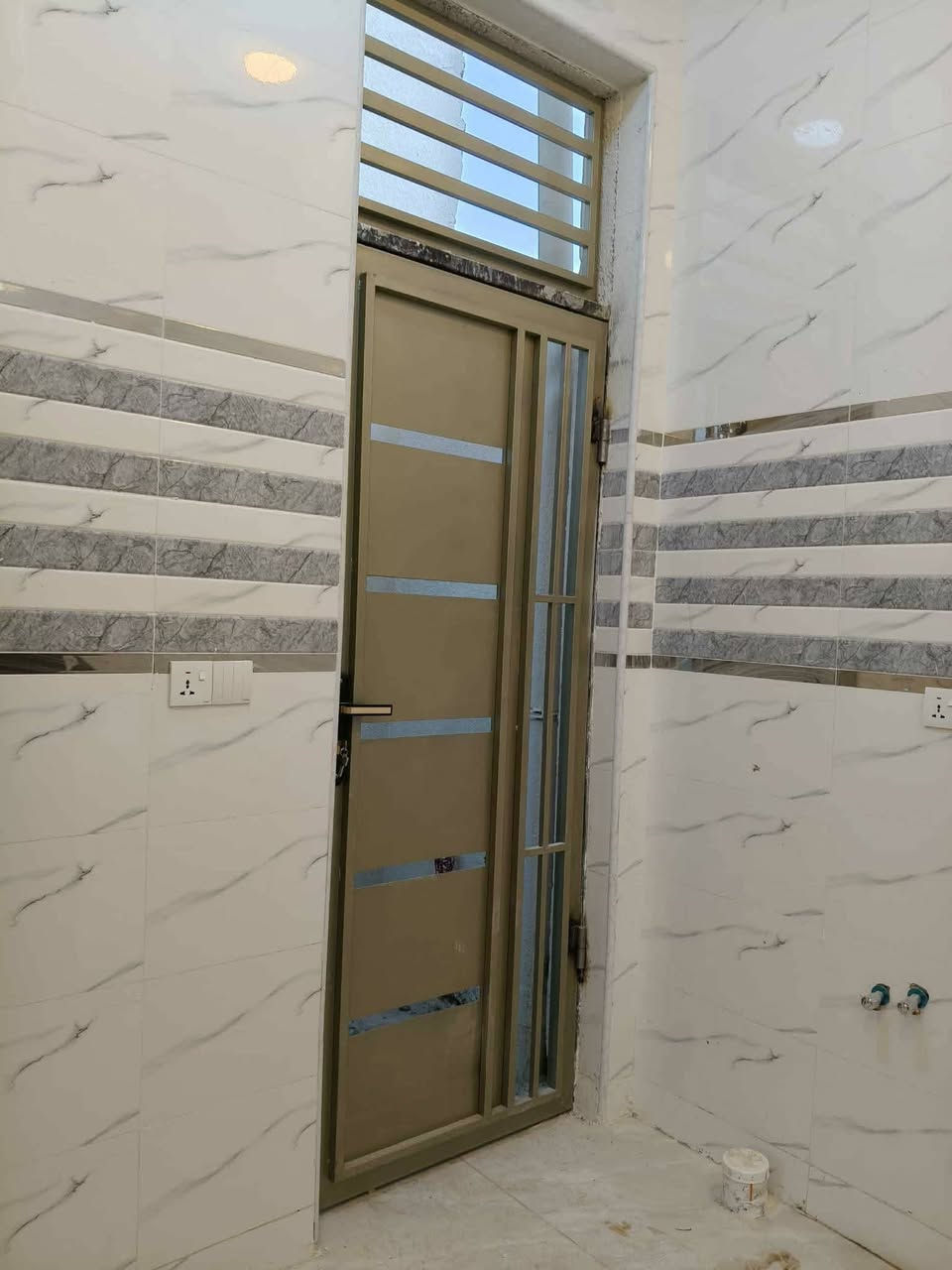 بيت الإيجار مساحه 100متر في حي التضحية كرامه يحتوي على غرفتين وصاله ومطبخ استقبال وصحيات البناء حديث درجه اولى صب كونكريت #سعر_الأيجار_300 الف ***********
