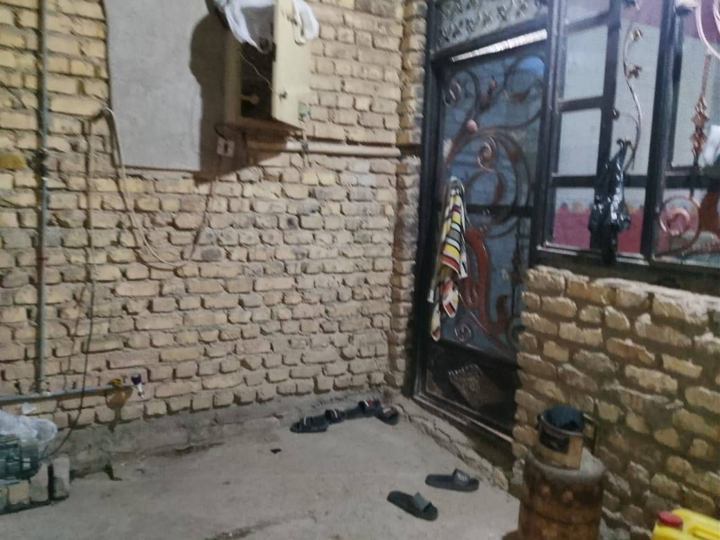 الدار للبيع مساحة 150م 
الواجهة 10/النزال 15 
طابو صرف 
يتكون من طابقين 
الطابق الاول 
المطبخ 5×3
الصالة 3×8
المنور 3×1.5
الاستقبال 5.5×5
الغرف 4.5×4
الحمام الداخلي 2×2 +المنور 1.5×2
الطابق الثاني غرفتين نوم 
صالة حمام 
العنوان بغداد جسرديالى القديم نهاية شارع المصرف معمل كزاز مولدة رفيق 
يوجد خدمات كاملة 
الرقم *********** يوجد واتساب
