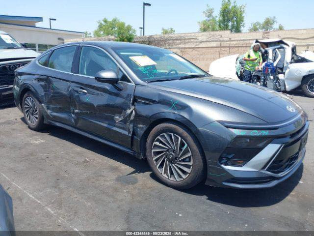 🚗 هيونداي سوناتا 2024 هايبرد 

ماشيه 19 الف ميل فقط ❗️❗️❗️❗️❗️❗️❗️❗️

 • محرك هايبرد اقتصادي + أداء ممتاز
 • جير أوتوماتيك 6 سرعات
 • استهلاك وقود منخفض جدًا 💰
 • شاشة كبيرة + كاميرا 360
 • أنظمة أمان متقدمة (مساعد فرامل الطوارئ – نقطة عمياء – تنبيه خروج عن المسار)
ضرر السياره سطحي وخفيف جدا وتم تبديل الابواب جهه الراكب نفس اللون صور الضرر مرفقه
السعر  198 ورقه وبيها مجال
‭٠٧٨٢ ٧٨٢ ٨٠٣٨‬
