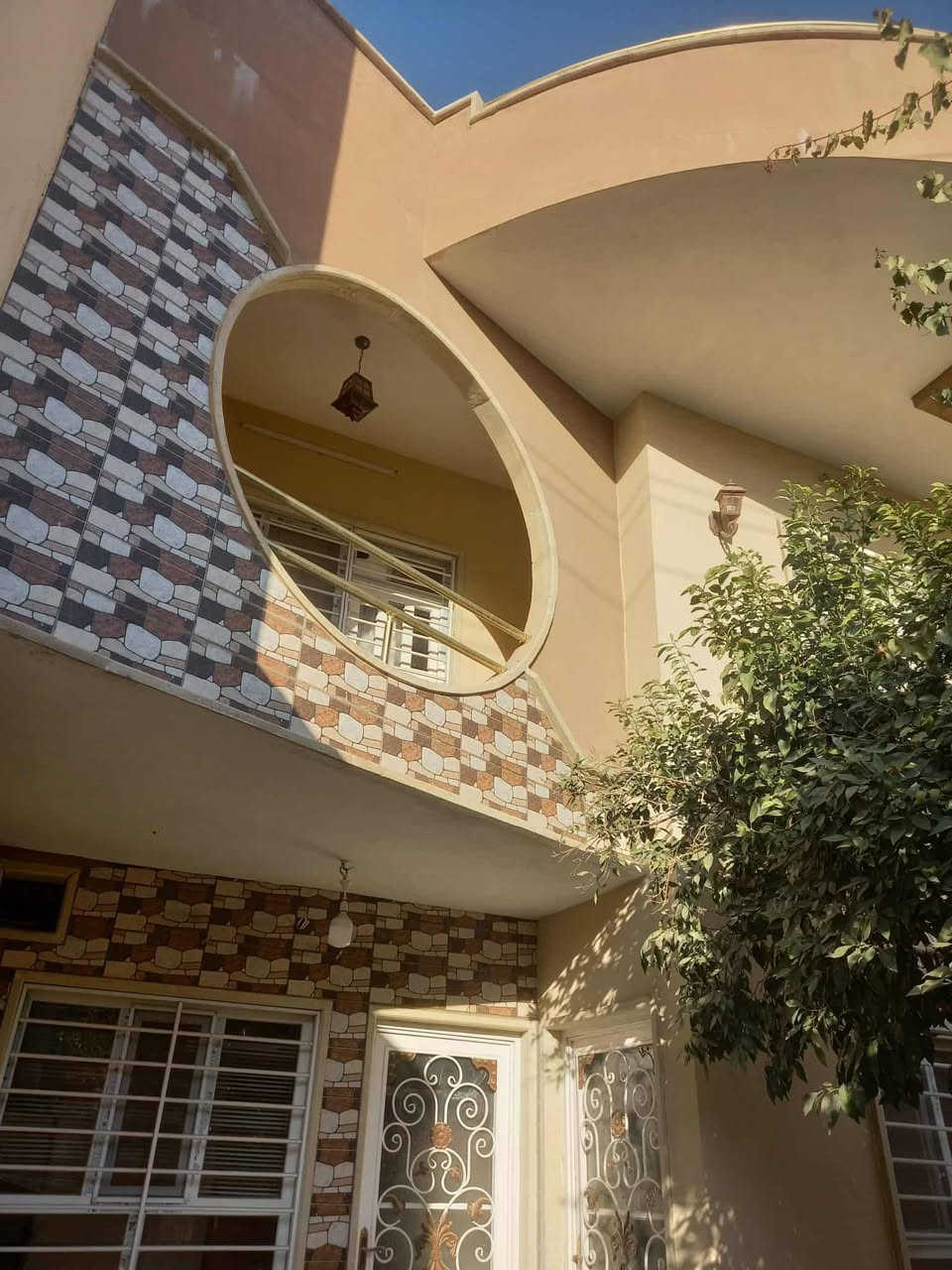 دار سكني /مساحه 240متر واجهه 12/حي الحدباء سايدين صوره قريب جدا علئ الشارع العام طابقين خمس غرف نوم استقبال هوال  داخلي عدد2كراج اضافه الئ حديقه بناء جيد وفارغ وتحويل مباشر  للاستفسار مكتب الرصين لتجاره العقارات ***********/***********
