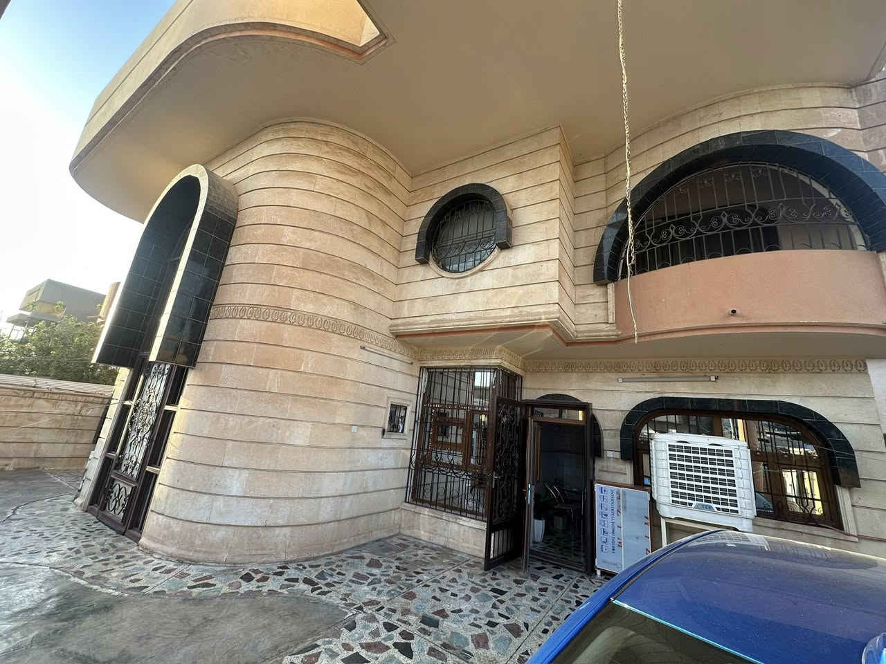 #إعلان  #عقارات  .,.  #بيت   #دار_للبيع  300م 
(قرب المحافظة الجديده + مقابل المعهد التقني  )
طابو صرف🏡 

#الواجهة : 15م  🖼️
_________________
#المحتويات
الطابق الاول:
استقبال- هول - مطبخ حار بارد- غرف نوم عدد2 
- صحيات+ مخزن _ كراج سياره 

الطابق الثاني :
غرف نوم عدد 2 _ صحيات  _ مخزن _بلكونه
 
#السعر __  (340 ) مليون مع المجال للمعامله
: يرجى الاتصال ع الارقام التاليه
 ***********📞
***********📞
* نستقبل جميع عروضاتكم السكنية 🏠 والتجارية 🏡 بكافة مناطق كركوك  
.......................................
للمزيد من المعلومات مراجعة

 عقـارات الأبـــــــــــــرار  
حي الواسطي. مقابل المواد الغذائية 

ملاحظة نتعامل بالعقارات الطابو صرف فقط
