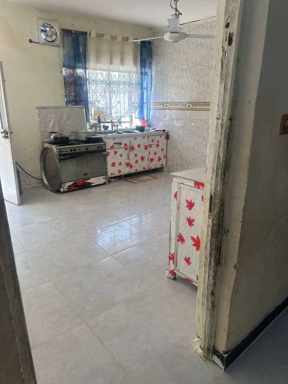 سلام عليكم بيت مساحه 250متر مكانه بغداد دوره شارع مول لكوخ يحتوي عل ستقبال   ارضيه بورسلين لبيت كله    وغرف نوم 2ومطبخ وصاله وصحيات داخليه وخارجيه وكراج اي ستفسار ***********
