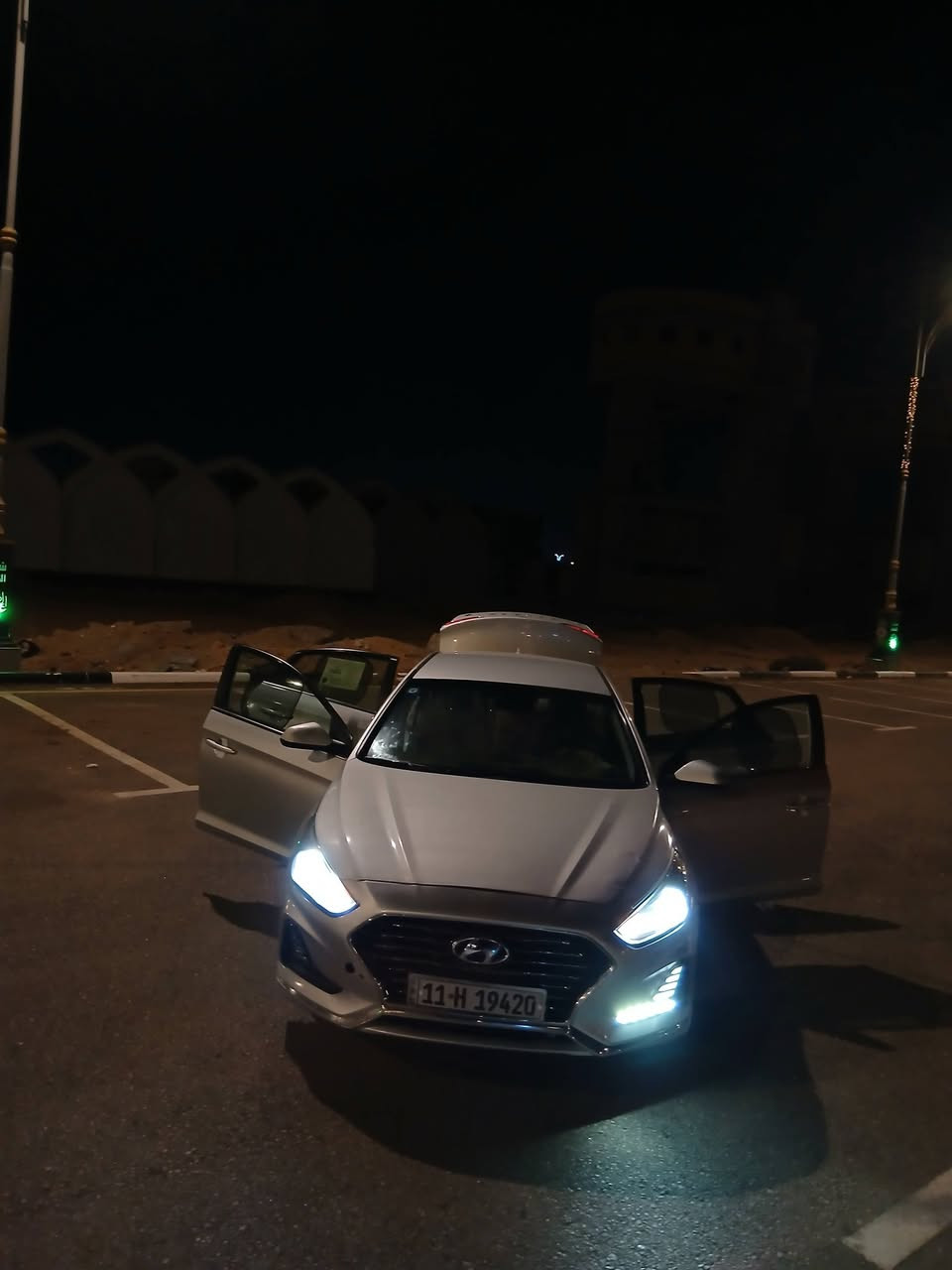 يالله اللهم صلي على محمد وآل محمد السلام عليكم سوناتا للبيع موديل 2018 السياره وارد أمريكي خير من الله مكينه gdi السياره ضرتها من امريكا جاملغ ايمن وشويه من حاجب البنيد والجاملغ الأيسر مرشوش السياره بدون ارباك بدون داخل خير من الله رادار كامره تبريد تدفئه شاشه كير مكينه السياره معروفه مواصفاتها رقمها بغداد دولي السعر اتصل وتدلل غير متواجد في التواصل فقط رقم*********** مكان السياره كربلاء
