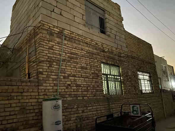 يالله.. سلام عاليكم.. بيت للبيع زراعي سند ٢٥ مساحه ٣٠٠م مكون غرفتين مطبخ حمام براني ١٣متر حديقه جبيره  ارضيه سيراميك عكاده بناء جديد ستاره جاهز موقعه دغاره  مقابيل مطعم علاوي حسوني مكان مرتب ثالث بيت عن شارع العام سعره ٤٨وبيه مجال ستفسار رقم ***********
