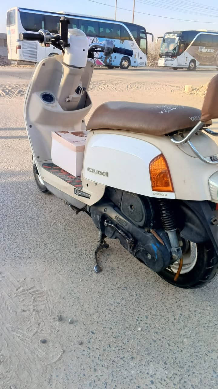 سلام عليكم للبيع ماكس بوليس الدراجه لون كريمي داخل حليبي كفاله عامه مكينه 49 بلاديه مامفتوحه كفرات ختم واحد ويه المكينه الدراجه كهرابئياتهه كلهه شغاله هندر سلف السعر مليون وميه الرقم *********** العنوان بصره
