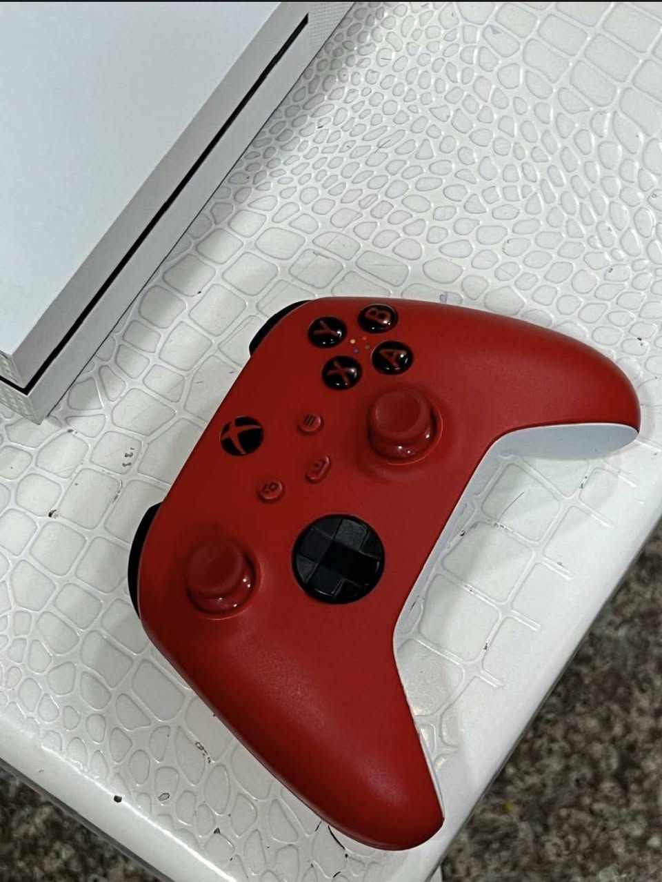 جهاز xbox one s  للبيع
ذاكره 1T

جهازك لوك ستيكر ما مفتوح ابد ولا مصلح ولا منضف 

جهاز بدون حماوه ومابي اي شخط نضيف

تجي وياه يده وحده يده سيرس اس  لون الاحمر يعني احسن من ماته ومابيها اي عطل تشتغل طبيعي 

كيبل شاشه اصلي 2m  + كيبل طاقه تشغيل الجهاز 

يحتوي العاب هواي وصورها موجوده بلمنشور 

جهاز مفعل بي اشتراك كيم باس  

تواصل واتساب: ***********
