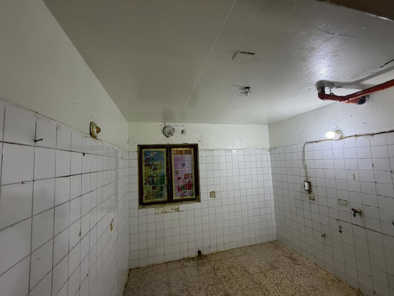 شقه للبيع طابق ارضي بالعمارات الجديدة قرب المدرسه والروضة الأطفال والأسواق  متكونه من اثنين غرف نوم واستقبال وصاله كبيره ومخزن عدد 2ومنور قياس 4'في 4ومطبخ وصحيات  وساحة خارجيه الشقه جاهزه من كلشي فارغه حاليا نظيفه جدا للاستفسار عن السعر وباقي التفاصيل  الاتصال ***********
