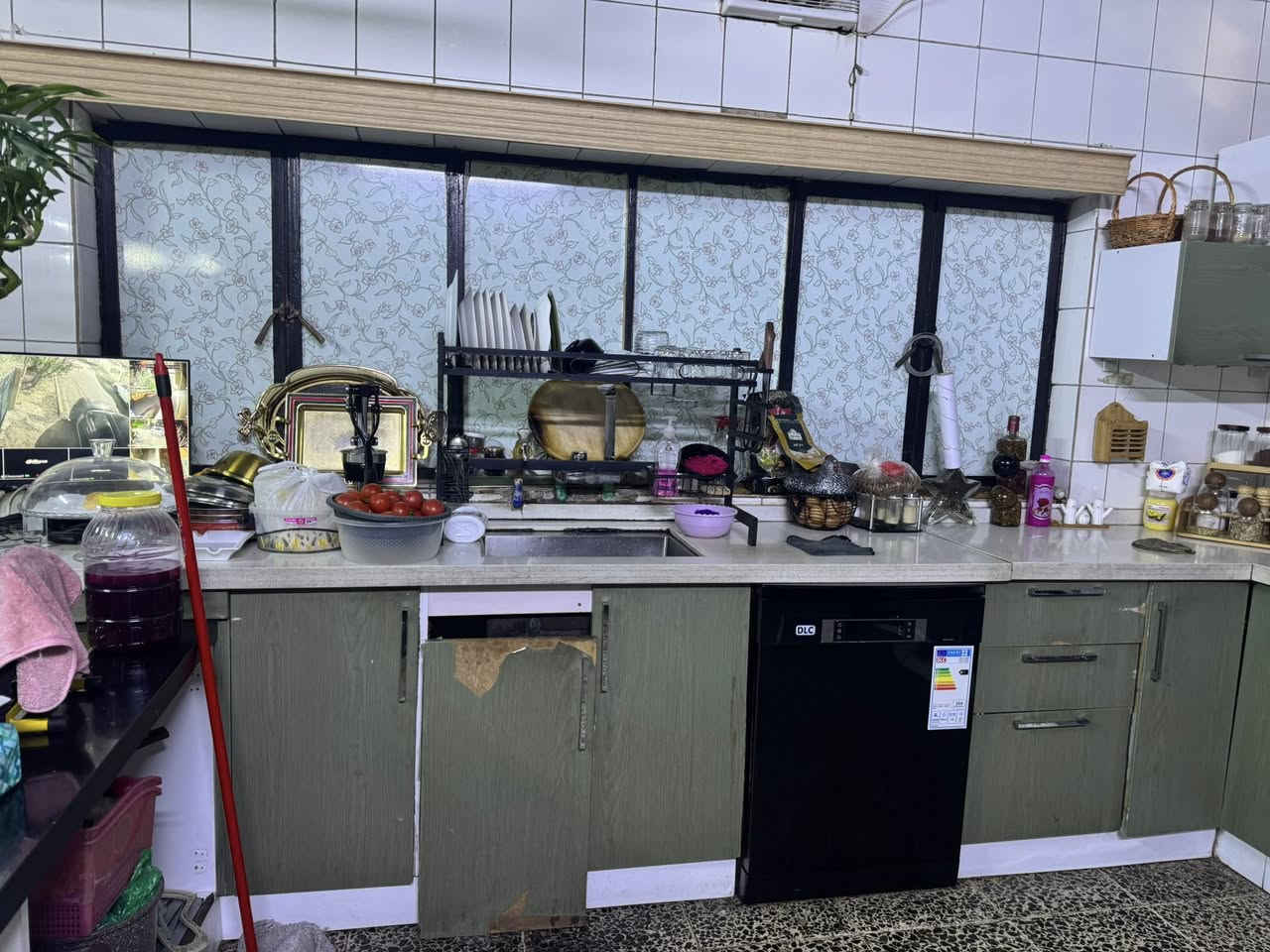 اثاث بيت كامل  مكاني السيديه رجاءا رجاءا بلا وعود كاذبه اللي ميشتري ليدخل خاص ولا يعلق ولا ينطي وعود كاذبه 
ثلاجه هيتاشي اكبر حجم جديده بعدها بالضمان سعرها ٨٠٠ 
كاونتر كامل مع ملحقاته طباخ و فرن و مايكرويف و مرشحه كلهم ب٥٠٠ الف 
كونفيرات عدد ٢ سعر الواحده ١١٥ الف 
بردات عدد ٣ لون جوزي ارتفاع مترين ونصف ب٧٥ الف 
بردات اوف وايت ارتفاع ٣ متر و ربع ٨٥ الف 
سخان عدد ٢ سعره ٧٠ الواحد 
غرفة نوم شبابي ٢٥٠ الف 
مغسله استخدام قليل ٨٥ الف 
مغسله بيها كسر ٣٠ الف 
جدوره فافون عدد ٤ ب ٢٠ الف 
نواعم مطبخ كلهم ٥٠ الف 
خلاط عصير ١٦ الف 
مقدمة جكليت ١٠ الاف 
راس الفهد ١٣ الف 
عربات عدد ٢ ديكور سعر الواحده ٣٠ الف  
كونسول ٥٠ الف 
ميز طعام راقي جدا ٨٠ الف 
مكاني السيديه


**إذا كنت صاحب هذا الإعلان وتريد حذفه لأي سبب، رجاءا أرسل رسالة إلى الدعم الفني**