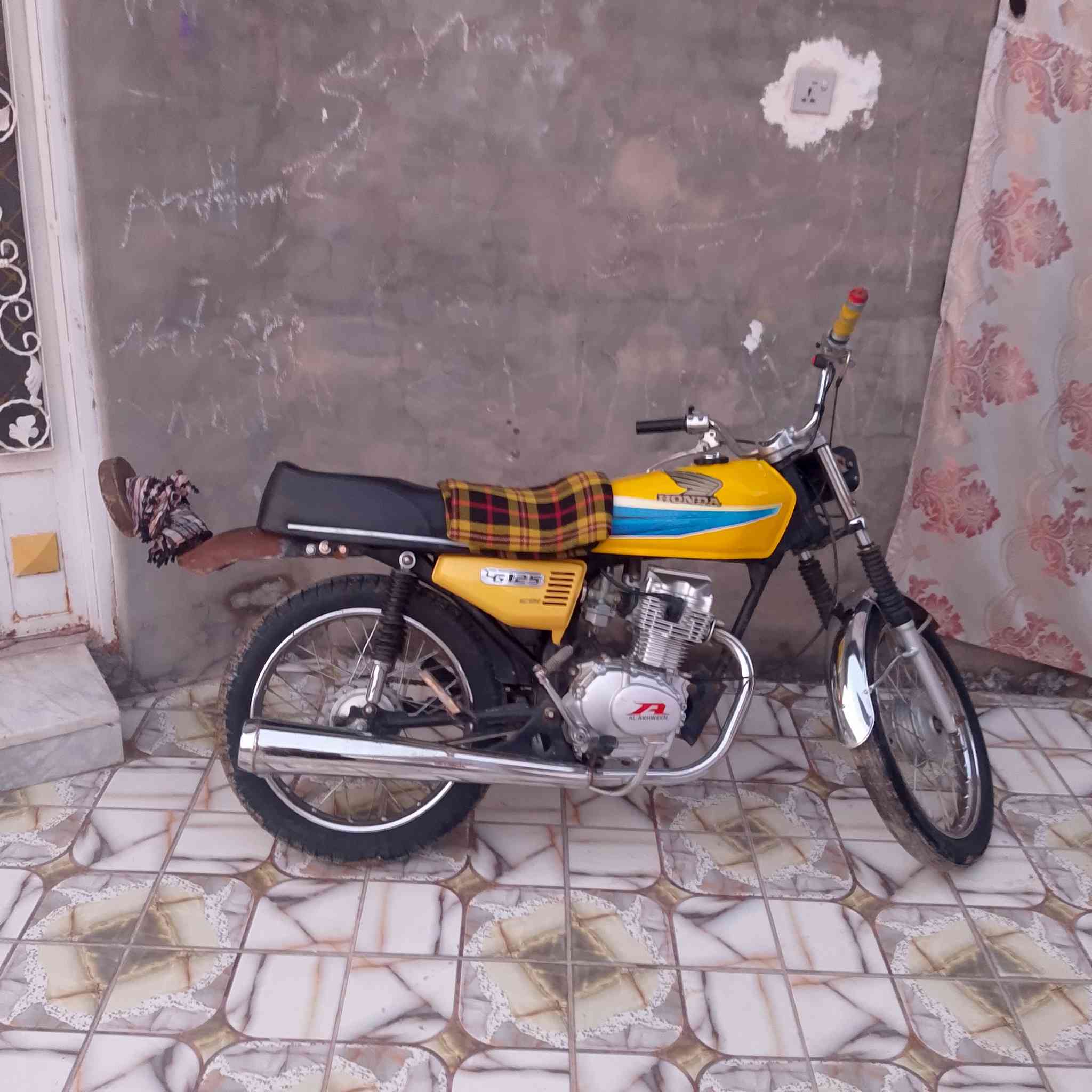 السلام عليكم دراجه للبيع سعر 600 مجال عنوان اوراق سوري ***********
