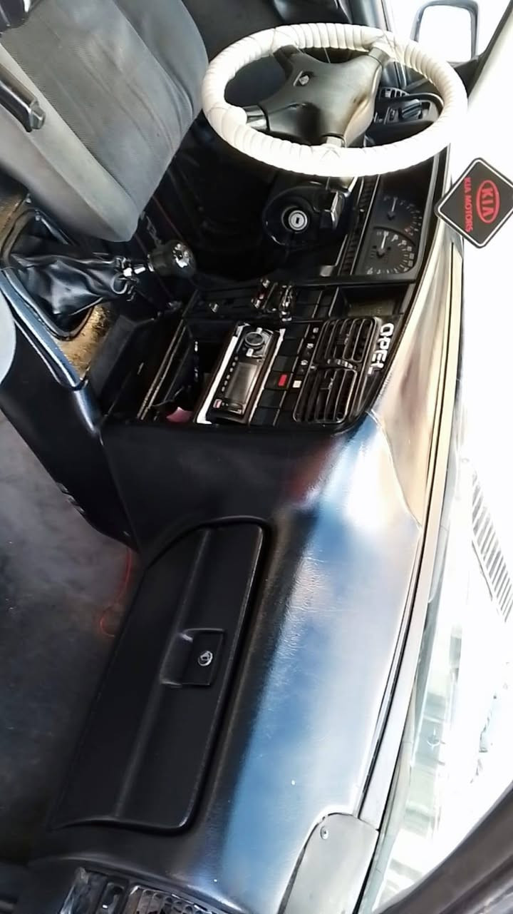 السلام عليكم 
اوميكا موديل 1992 بدون حادث بدون تبديل بدون معجون محرك 20 شرط لاصرف ولا بخار رقم كركوك جديد بيها دفتر بانزين اسلايت قفل مركزي صدر امامي خلفي جديد السيارة بسمي شرط التحويل سعرها 38 وبيها مجال مكان كركوك 
وهذا رقمي *********** كركوك, العراق
