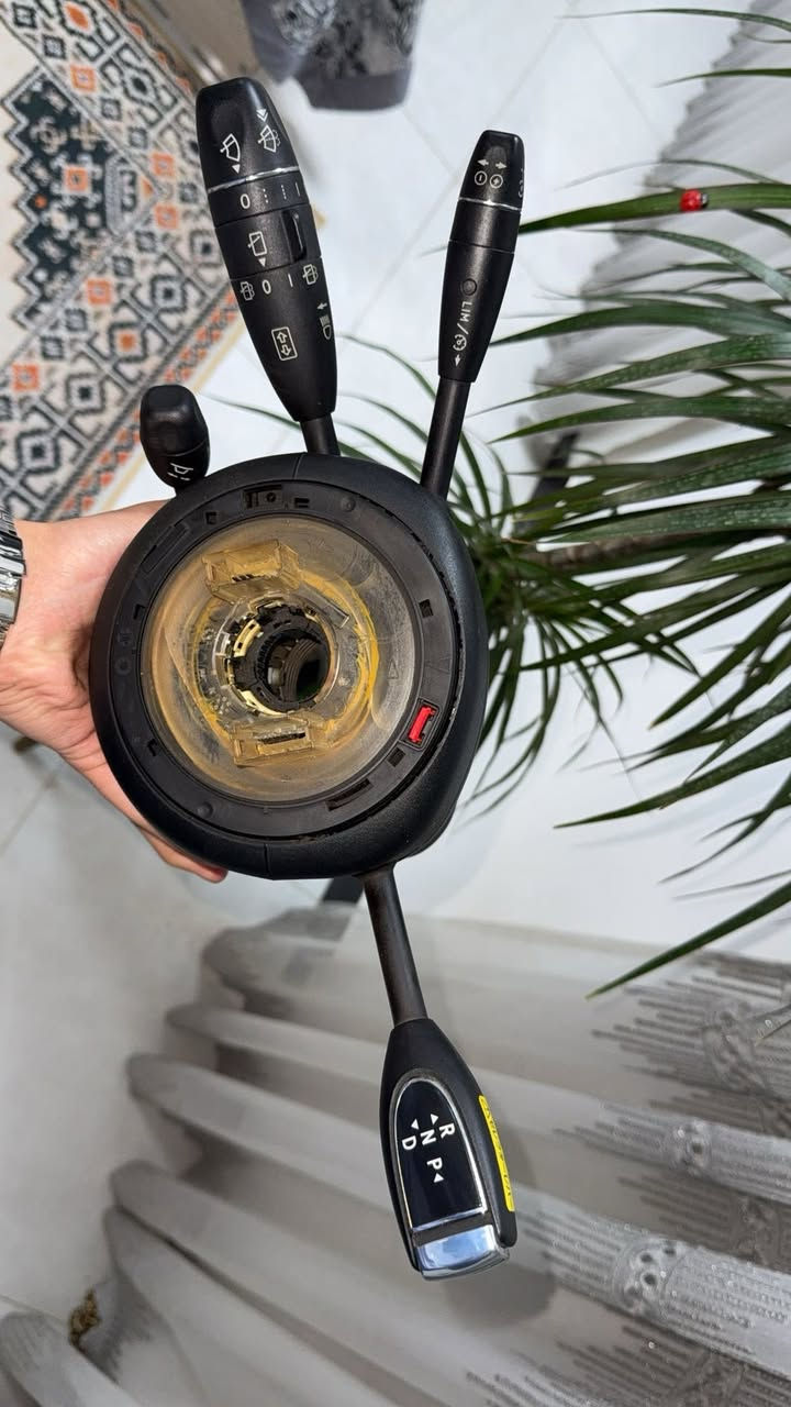 عصا استيرن مرسيدس (مجموعة مفاتيح) أصلية وكالة - نظافة 100%
تفاصيل القطعة:
• النوع: عتلة قيادة كاملة (Steering Column Switch Cluster).
• الأصل: أصلية وكالة (Mercedes-Benz Original).
• رقم القطعة (Part Number): A 212 900 92 02.
• الموديلات المتوافقة: ترهم للمرسيدس E-Class و CLS (موديلات 2012 إلى 2016) وبعض الفئات الأخرى.
• المواصفات: تحتوي على عتلة القير (Direct Select)، عتلة الإشارات والماسحات، عتلة مثبت السرعة (Cruise Control)، وعتلة تحكم كهربائي بوضعية المقود.
• الحالة: تفصيخ نظيف جداً، الجوينة (Clock Spring) سليمة ومفحوصة، بدون أي كسر أو عطل كهربائي.
للتواصل [***********]
